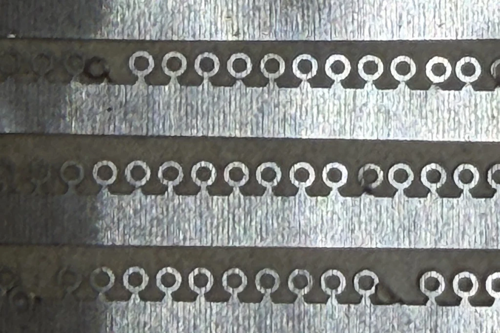 カテーテル用合金部品のエッチング加工｜約1mm・つなぎ設計